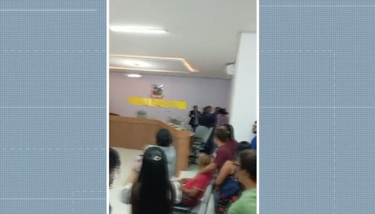 Vereadores brigam durante sessão que votava a proibição do uso de fogos de artifício com barulho em município da Bahia; VÍDEO