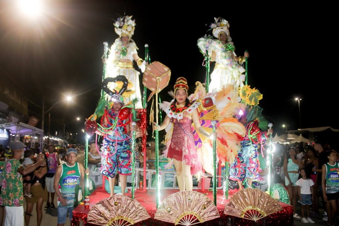 Tradicional desfile de blocos marca encerramento do Carnaval de Pirapora