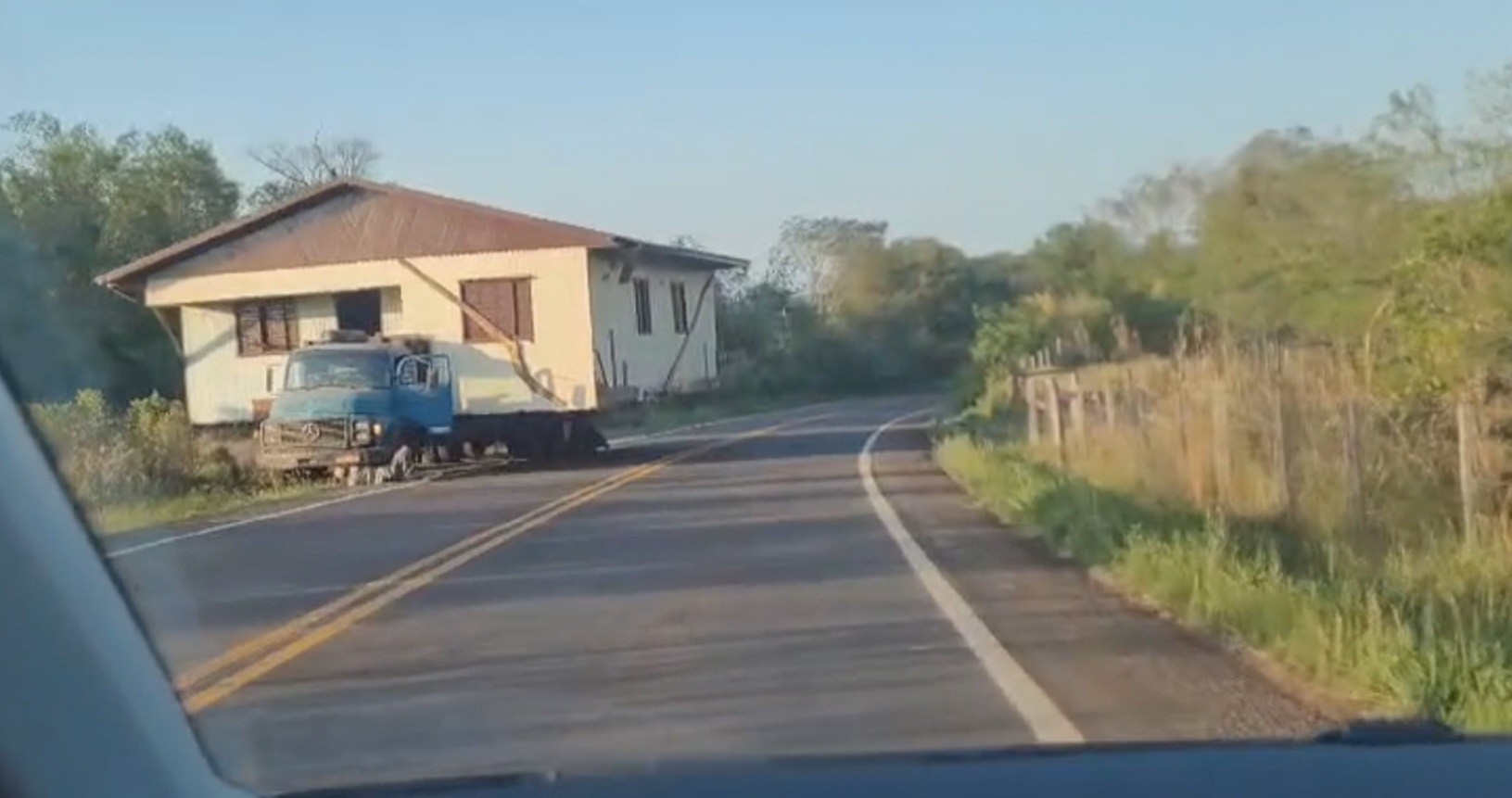 VÍDEO: motorista é visto transportando casa em cima de caminhão na RSC-472, em Porto Lucena