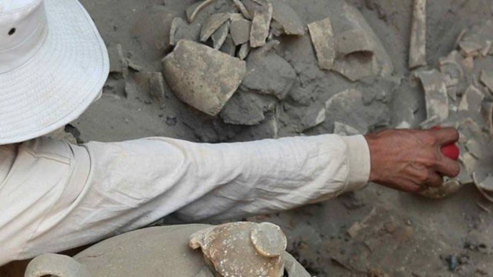 Cova de seis metros de profundidade é a mais antiga e profunda já encontrada no cemitério Matacón, que vem sendo estudado desde 2018 — Foto: EPA/via BBC
