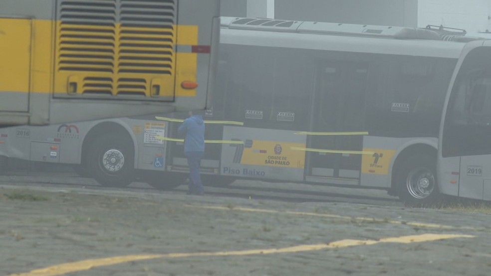 Cobrador de ônibus morre atropelado dentro de garagem em São Paulo — Foto: Reprodução/TV Globo