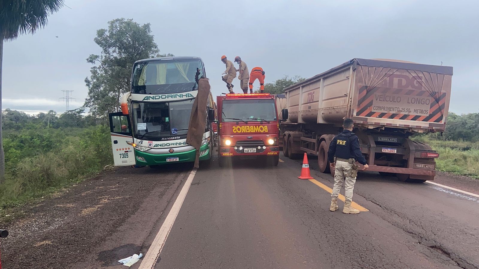Peça se desprende de caminhão, atinge ônibus, mata duas pessoas e deixa três feridas em MS; veja vídeo