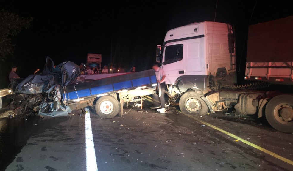 Batida entre dois veículos e caminhão mata duas pessoas na Rodovia Assis Chateaubriand (SP-425), em Parapuã (SP) — Foto: Polícia Rodoviária