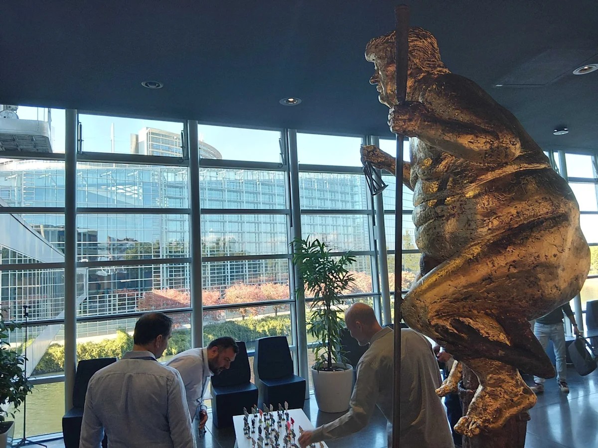 Estátua de Donald Trump nu é exibida no Parlamento Europeu