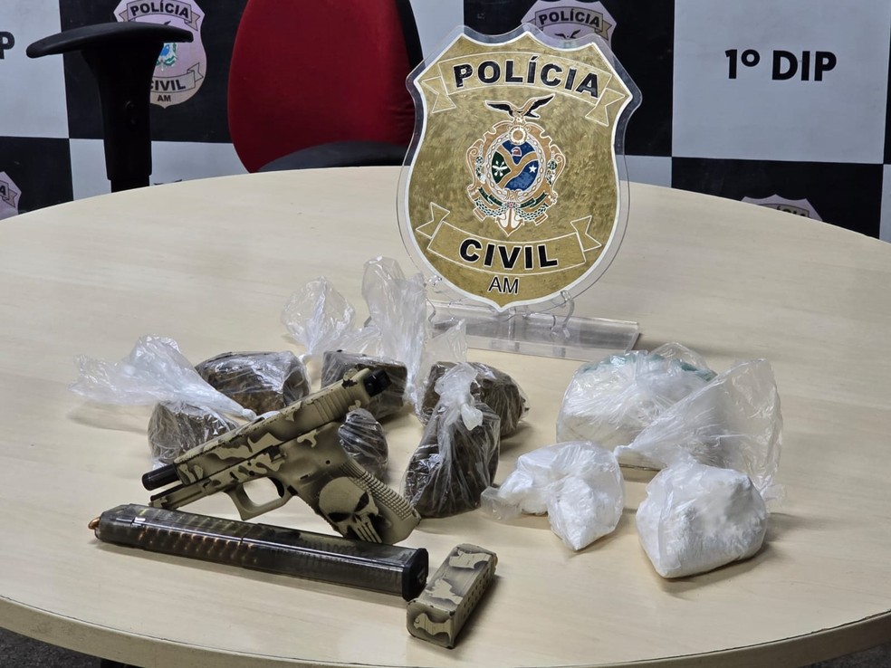 Com o suspeito foram encontradas porções de drogas e uma pistola. — Foto: Divulgação/PC-AM