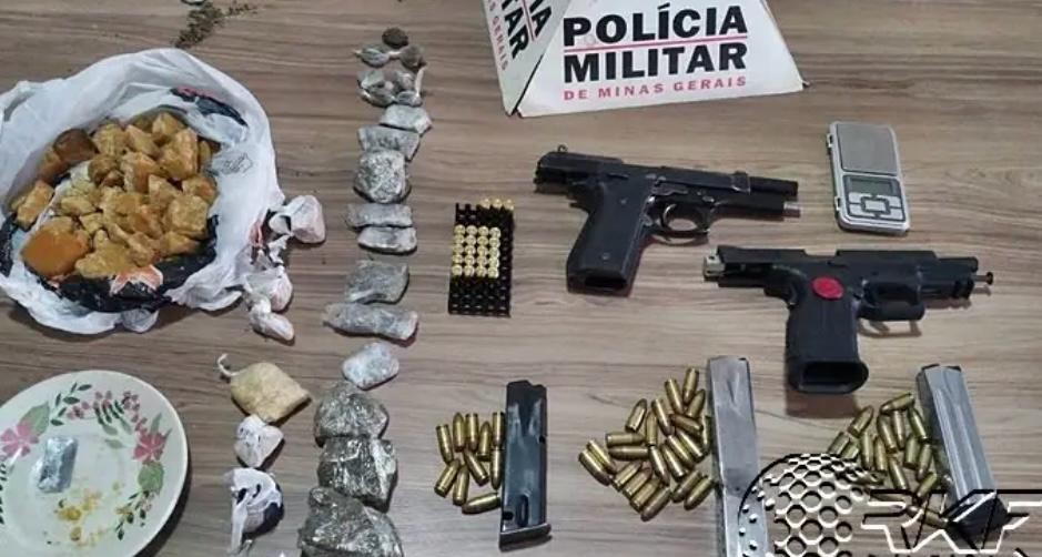 Denúncia de maus-tratos termina com armas e drogas apreendidas em Lima Duarte