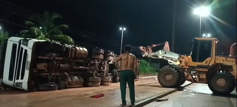 Caminhão carregado de madeira tomba e causa interdição parcial em avenida no Sul de Roraima