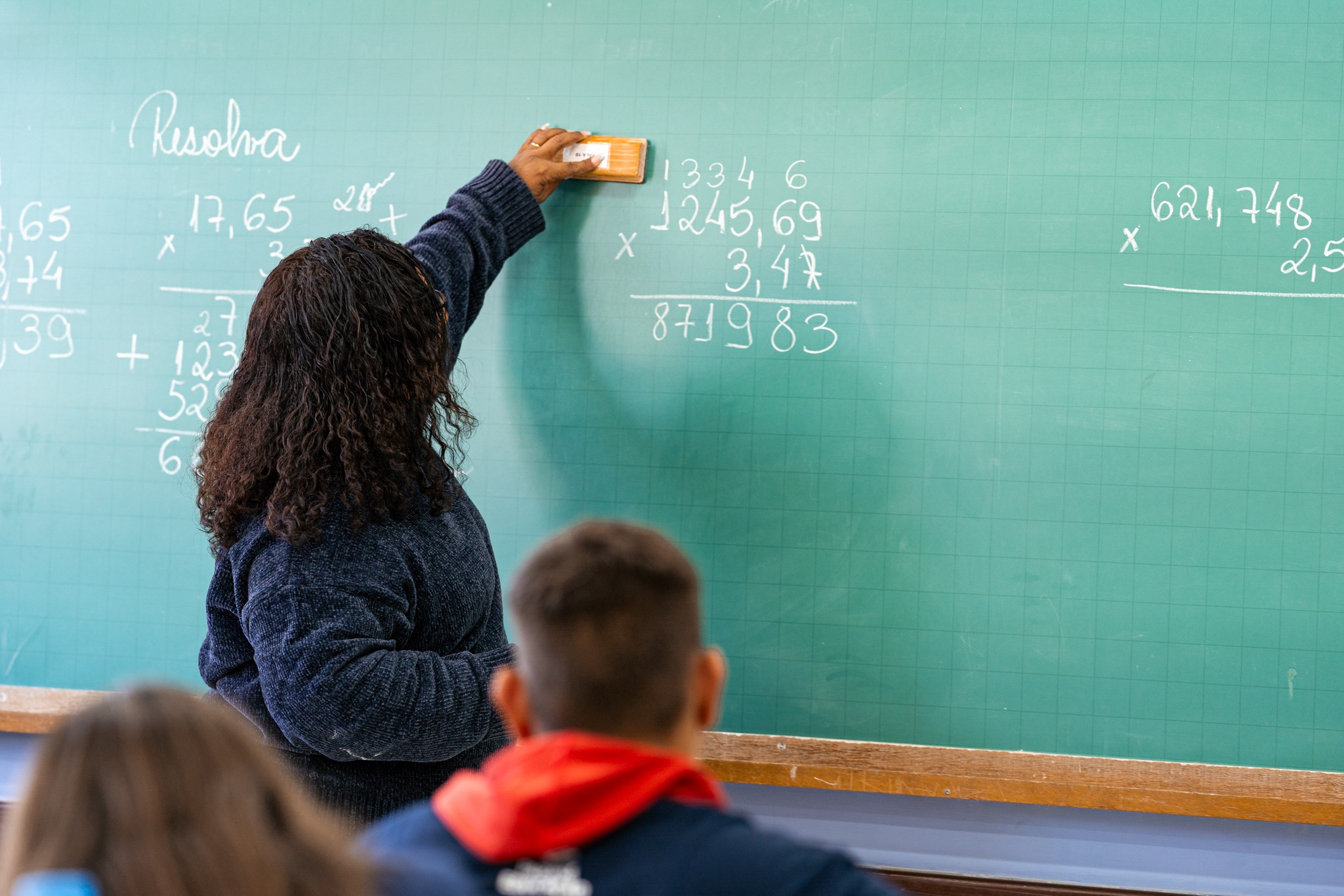 Paraná abre 4 mil vagas temporárias para professores e pedagogos; inscrições gratuitas até 24 de agosto
