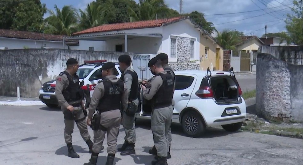 Polícia Militar no local onde homem morreu vítima de bala perdida em Bayeux — Foto: TV Cabo Branco/Reprodução