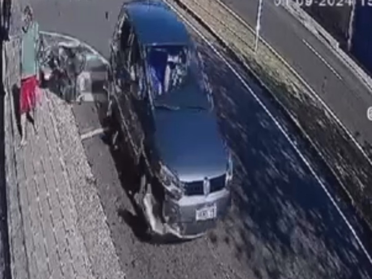 Câmera registra momento em que carro desgovernado atinge dois veículos estacionados em MG; veja vídeo