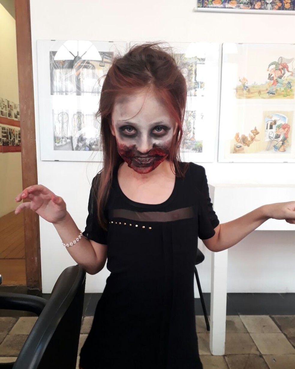 Crianças aprendem maquiagem de zumbis para o carnaval; 'É legal, engraçado  e dá para assustar as pessoas', Paraná