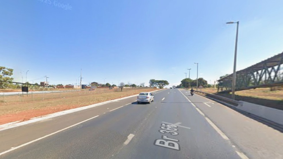 Trecho da BR-365, entre o trevo de acesso ao bairro Tocantins e o Viaduto Regis Bittencourt, é citado no levantamento — Foto: Google Maps/Reprodução