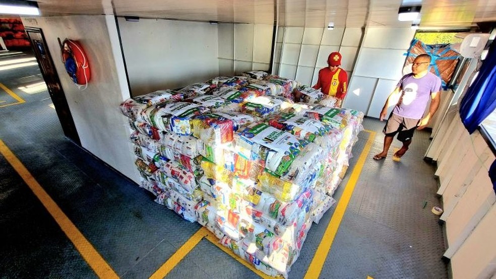 Kits estão sendo enviados à famílias do Bailique — Foto: Márcio do Carmo/GEA