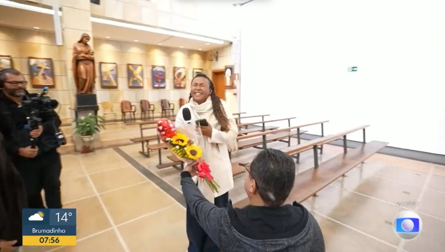 Repórter da TV Globo BH é pedida em casamento ao vivo durante entrada no Bom Dia Minas no dia de Santo Antônio