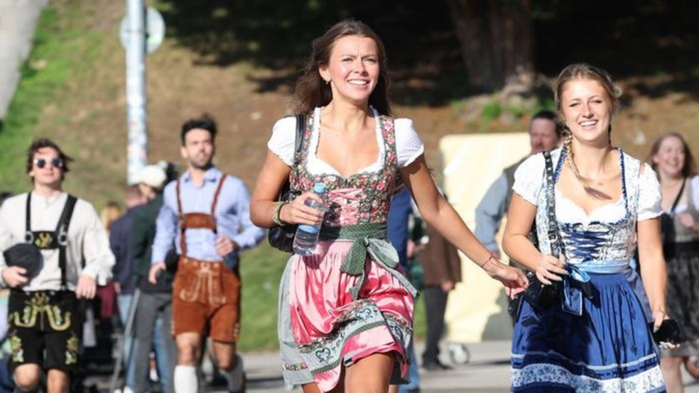 Com trajes típicos, muitos madrugaram para serem os primeiros a entrar na festa. — Foto: Karl-Josef Hildenbrand/dpa/picture alliance via DW