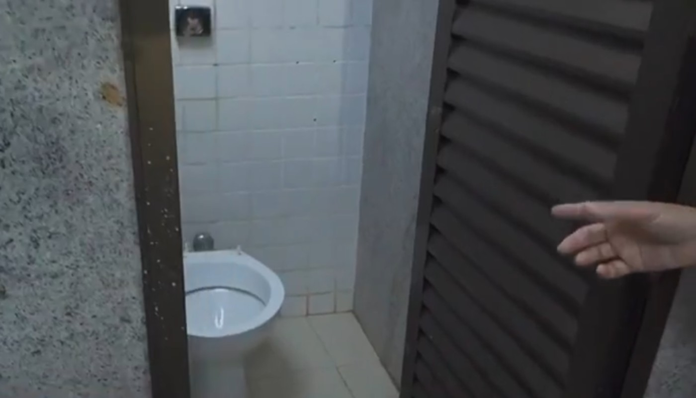 Mulher tenta usar banheiro público em parque no Paraná e é surpreendida por homem a olhando por cima da cabine