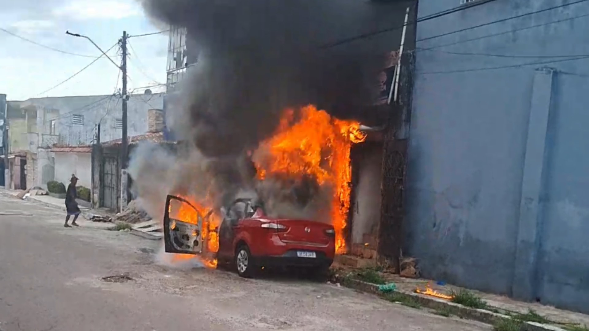 Carro pega fogo, e incêndio atinge casa em Belém 