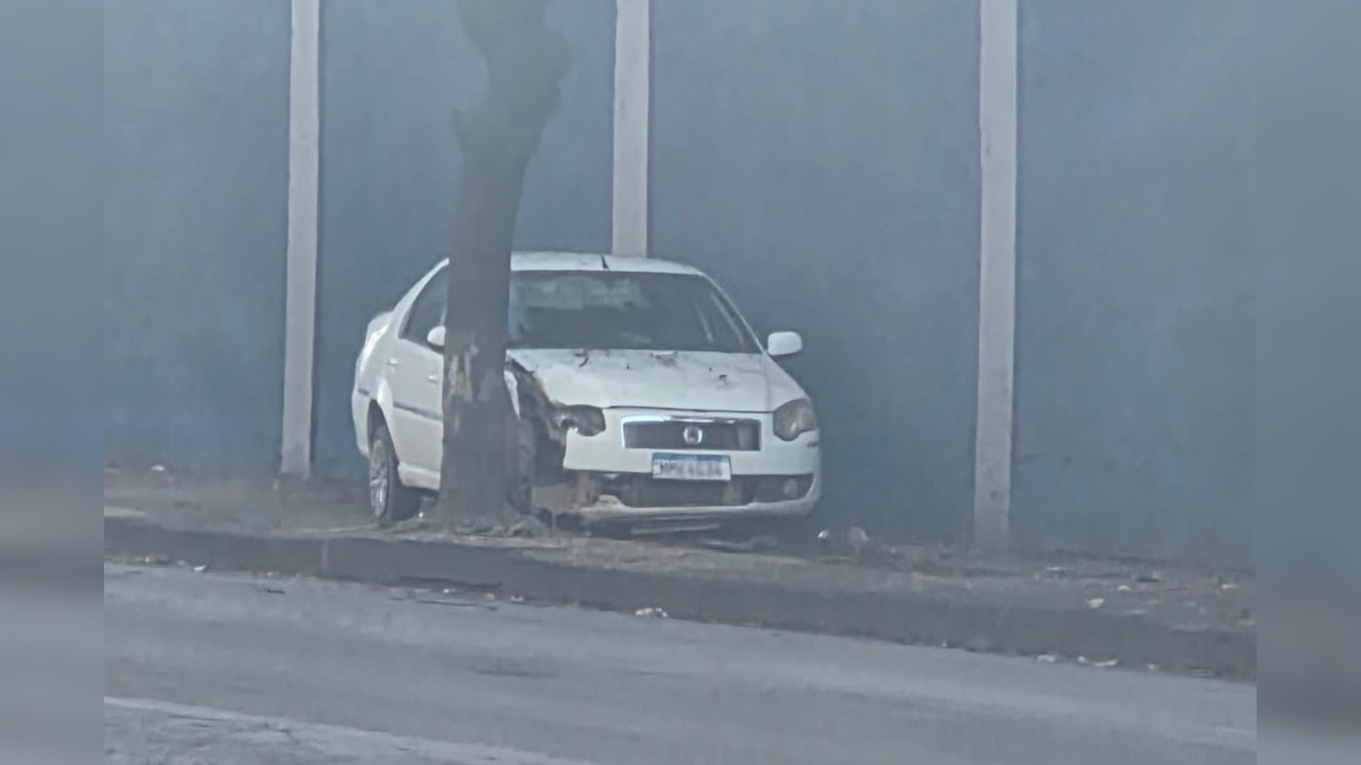 Carro fica 'prensado' entre parede e arvore em Divinópolis