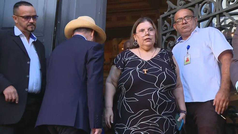 Stella Caymmi, filha de Nana Caymmi, ao chegar no Theatro Municipal do Rio para o velório da mãe  — Foto: Reprodução/TV Globo