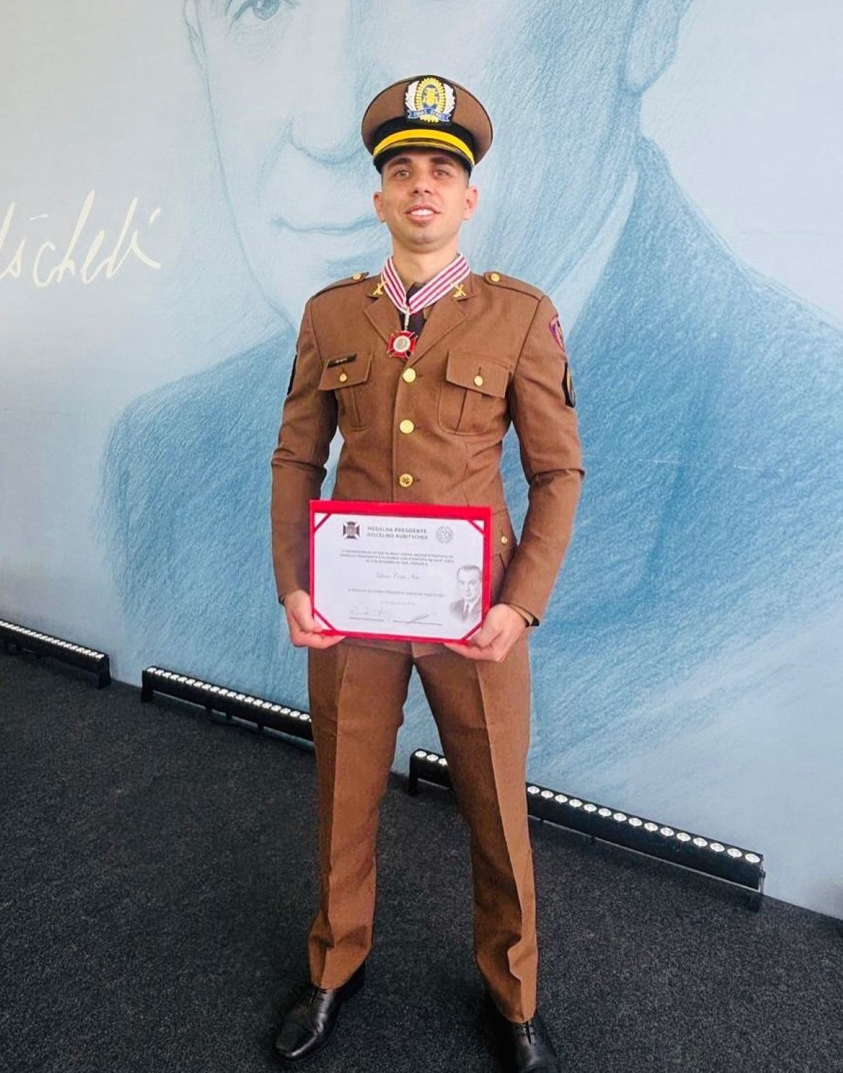 Policial que salvou a vida de bebê em Divinópolis recebe a Medalha Juscelino Kubitschek