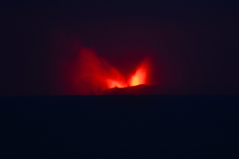 Vulcão Anak Krakatau em erupção, em 5 de setembro de 2026 — Foto: Rikardo/Reuters