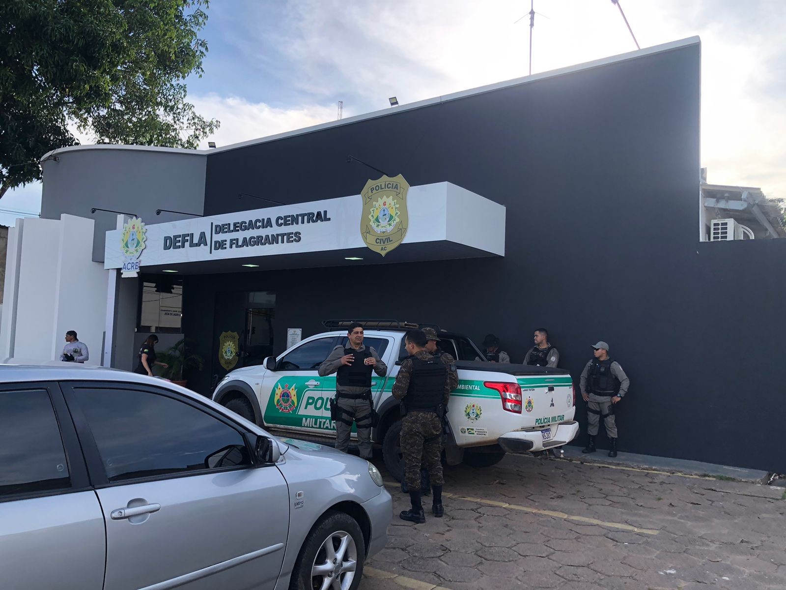 Policial penal é feito refém durante assalto em Rio Branco; suspeitos são presos e arma é recuperada