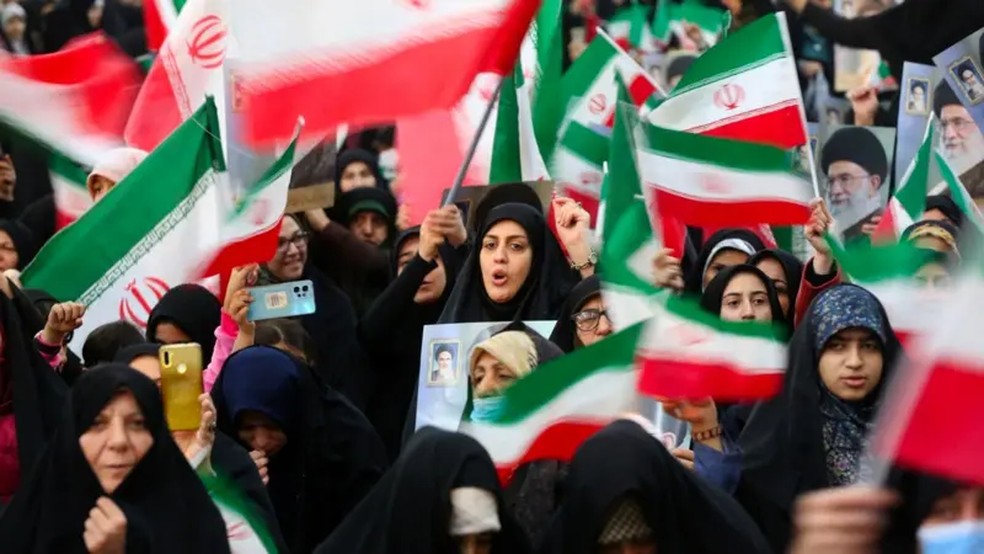 Pessoas se reuniram no Mausoléu de Ruhollah Khomeini em Teerã em 1º de fevereiro para celebrar o 45º aniversário da revolução. — Foto: Getty Images via BBC