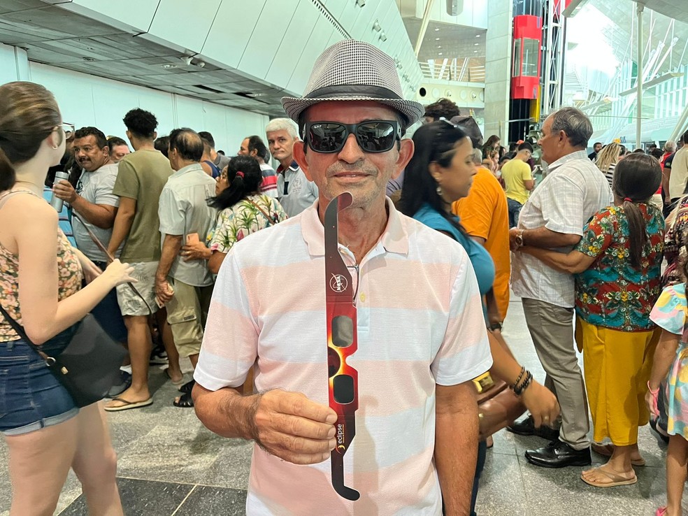 Severino Ramos conseguiu pegar o óculos para ver o eclipse após mais de duas horas de espera — Foto: Vinícius Marinho/Inter TV Cabugi