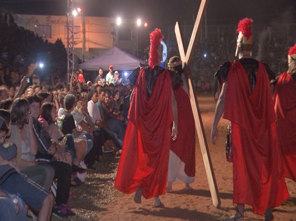 2 de 2
Via Sacra em Ibitinga (SP) mostra os principais momentos da paix&atilde;o, morte e ressurrei&ccedil;&atilde;o de Jesus Cristo &mdash; Foto: TV TEM/Reprodu&ccedil;&atilde;o