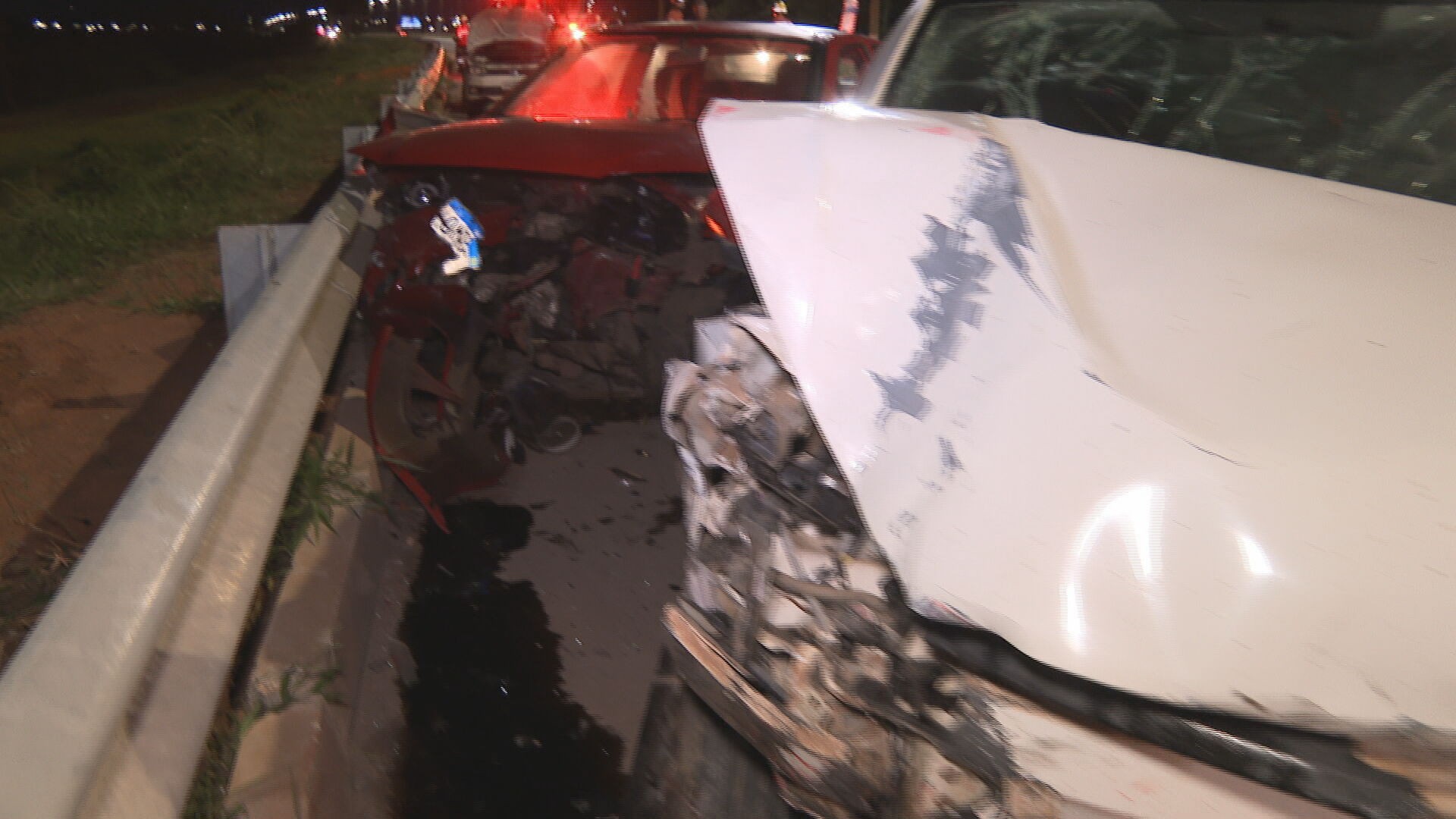 Carro desgovernado atinge casal parado em acostamento no DF; motorista diz que ingeriu álcool