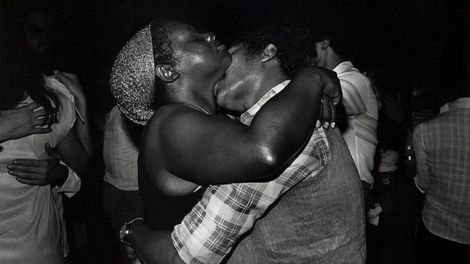 Exposição no Dragão do Mar, em Fortaleza, celebra a festa como arte e resistência; conheça o “Bloco do Prazer”