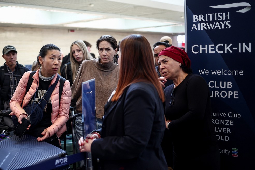 Passageiros buscando informações sobre remarcação e alteração de voo que sairia de Roma para Londres após fechamento do Heathrow — Foto: REUTERS/Guglielmo Mangiapane
