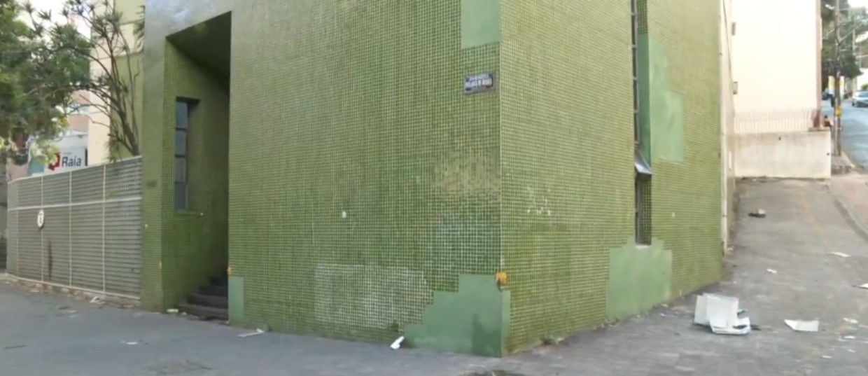 Polícia prende grupo que saqueava prédio em BH; câmera flagra momento em que homem pula o muro do local