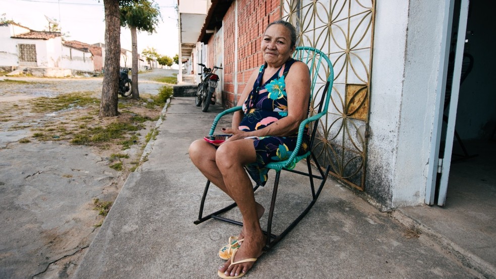Maria José do Nascimento, de 63 anos, há dez meses deixou a residência que sempre viveu em Uiraponga para ir morar com a filha em Limoeiro do Norte. — Foto: Thiago Gadelha/SVM
