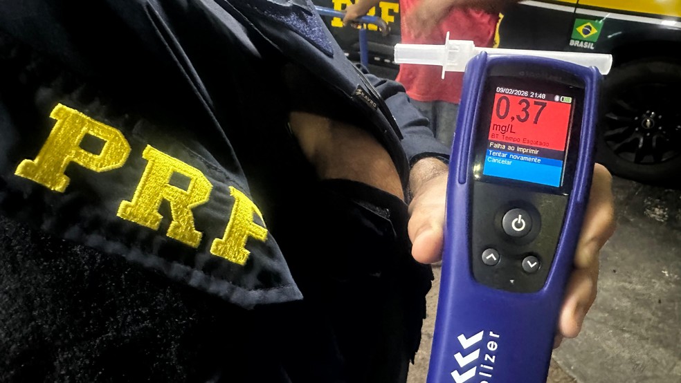 1 de 1
Motorista para em rodovia para fazer xixi e acaba preso por dirigir embriagado no interior de SP — Foto: Polícia Rodoviária Federal/Divulgação