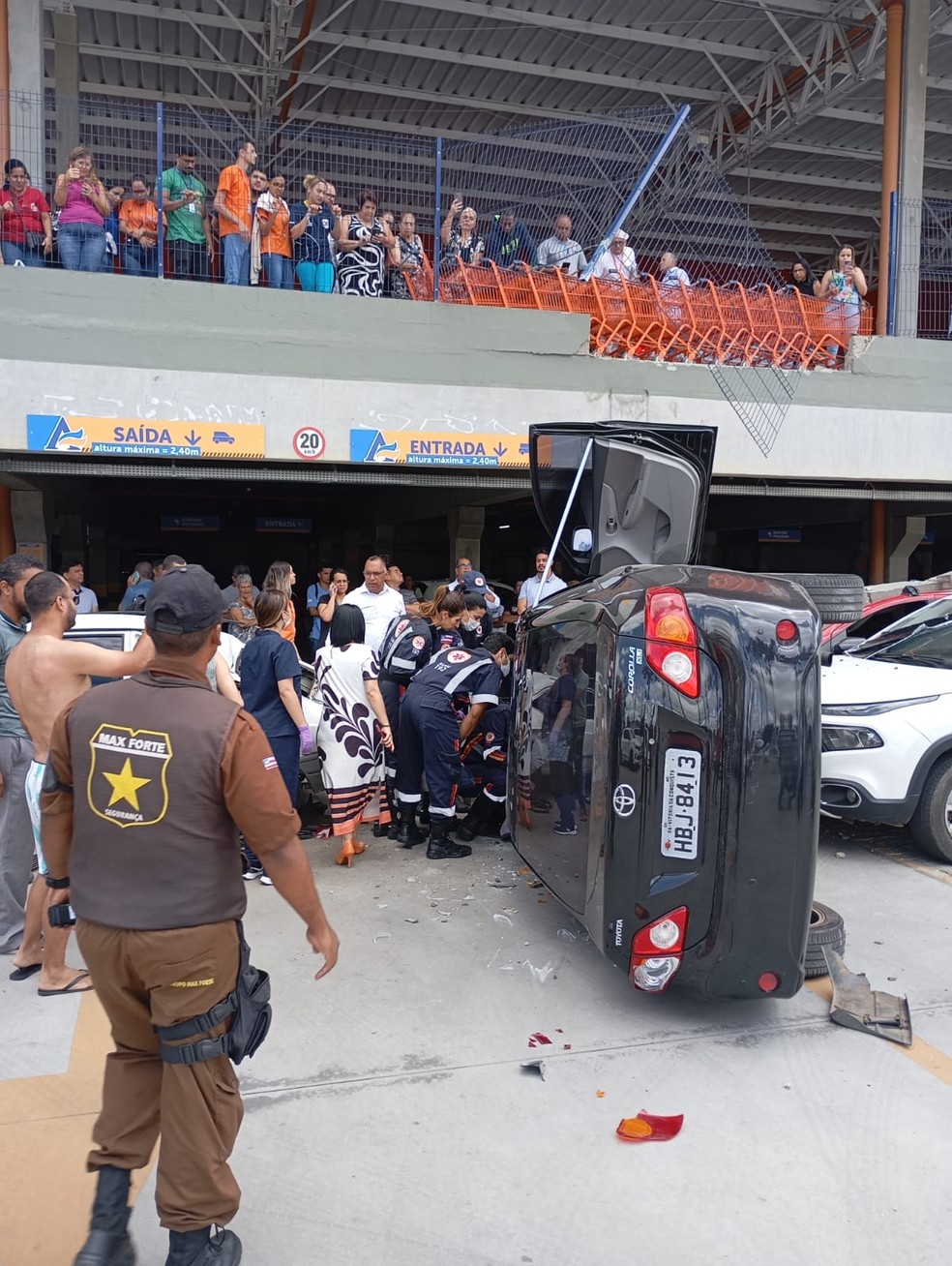 Acidente deixou quatro carros destruídos. — Foto: Redes Sociais