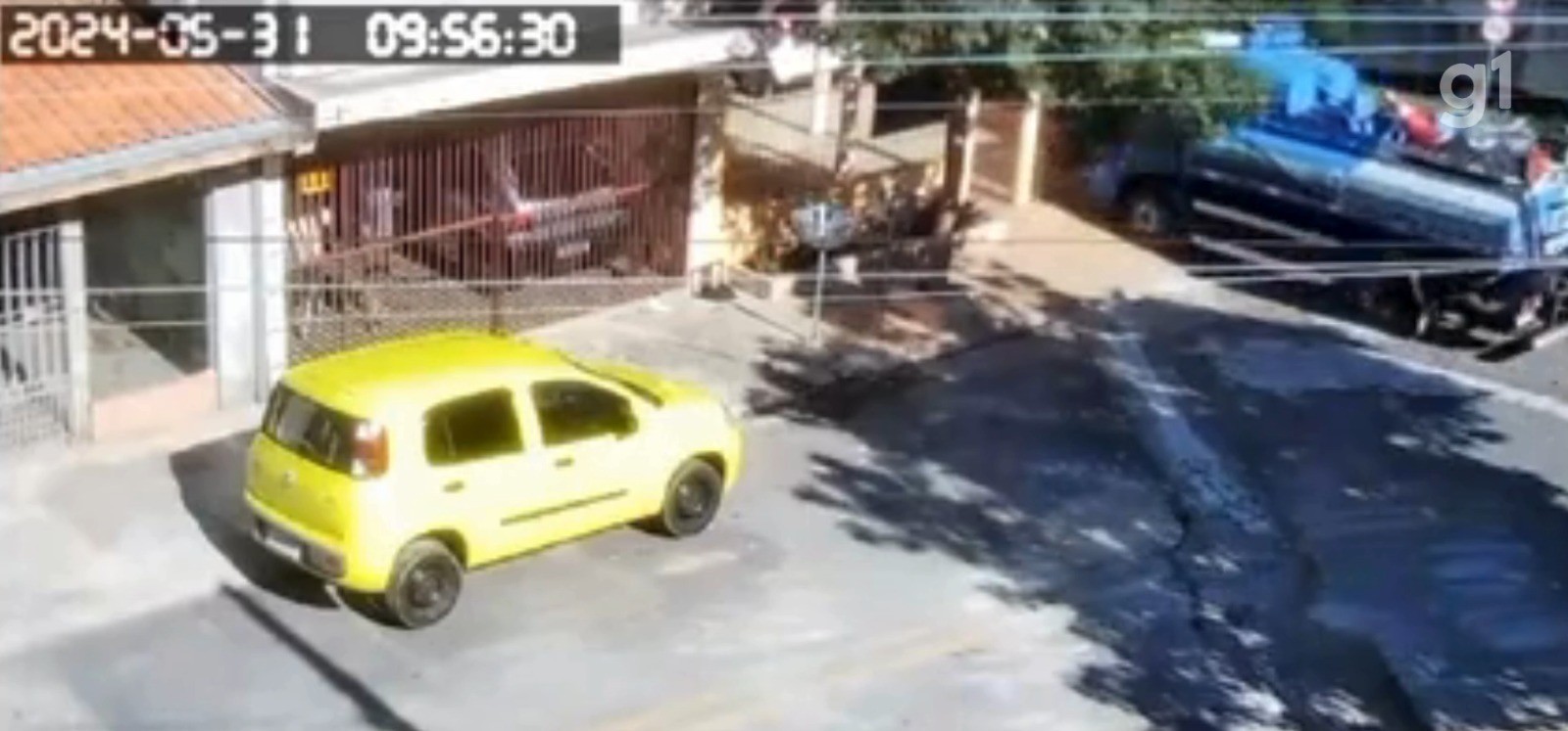 VÍDEO: Caminhão desgovernado invade garagem de casa em São José dos Campos