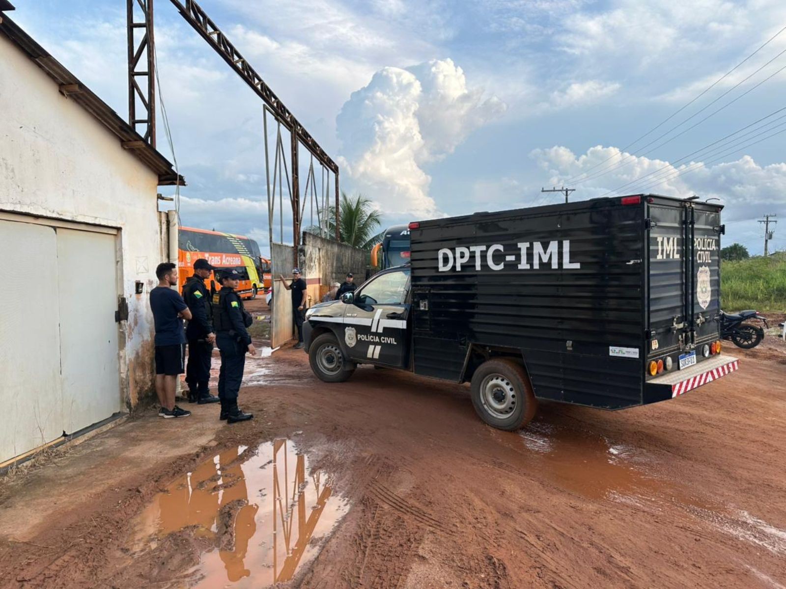 Pneu de ônibus explode e mata borracheiro em garagem de empresa de transporte no Acre