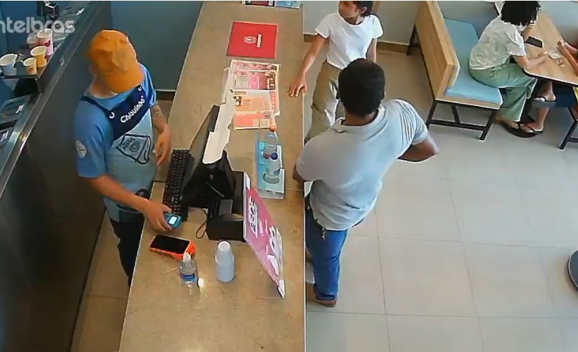Crime na sorveteria: atendente é preso por desviar pagamentos com maquininha própria; vídeo mostra golpe