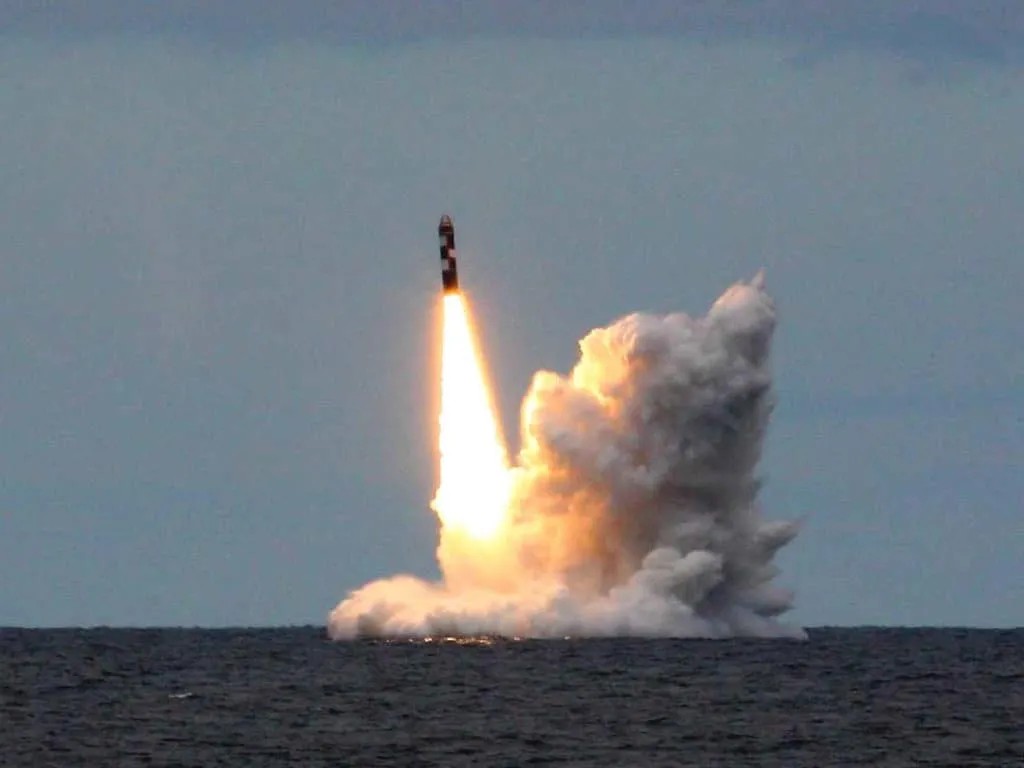 Rússia testa míssil nuclear intercontinental disparado por submarino