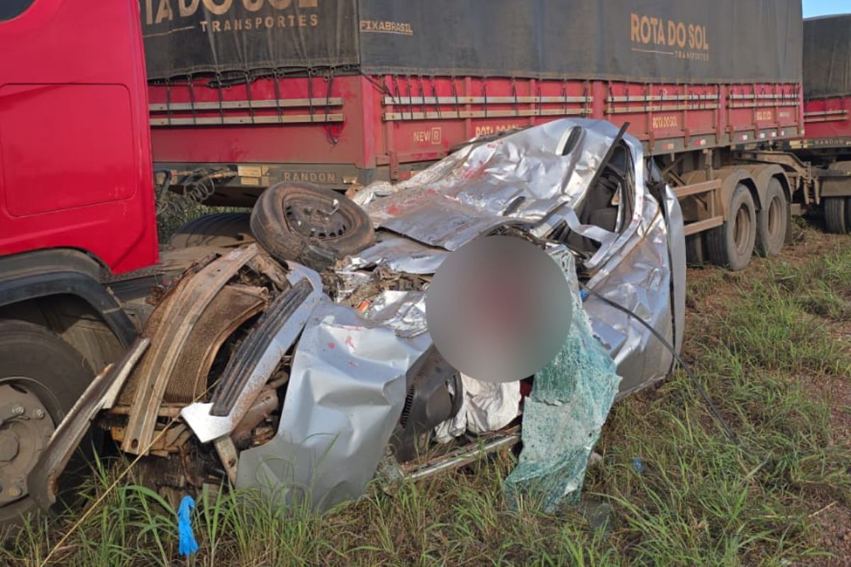 Passageiro morre e motorista fica em estado grave após acidente entre carro e carreta na MT-010