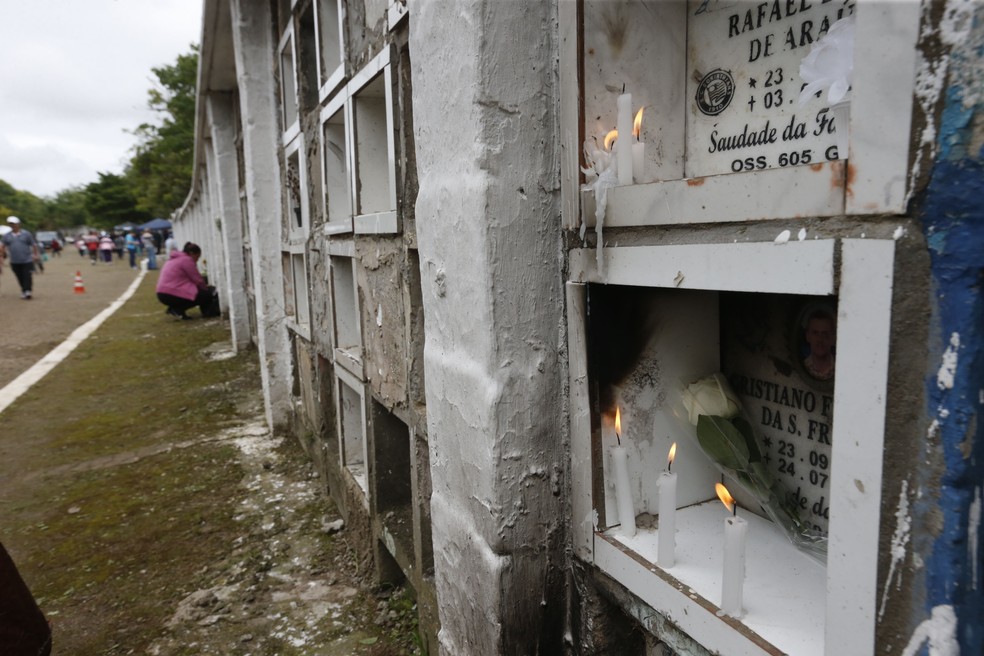 Foto de arquivo mostra movimento em Dia de Finados no Cemitério São Luiz, Zona Sul, administrado pela concessionária Velar — Foto: Paulo Pinto/Agência Brasil