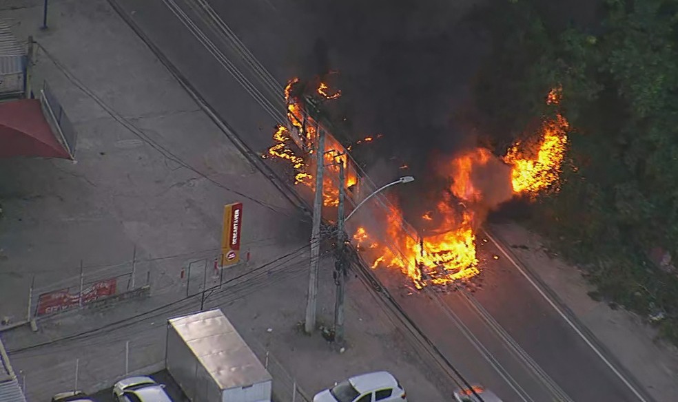 Bandidos queimaram trem e dezenas de ônibus  — Foto: Jornal Nacional/ Reprodução