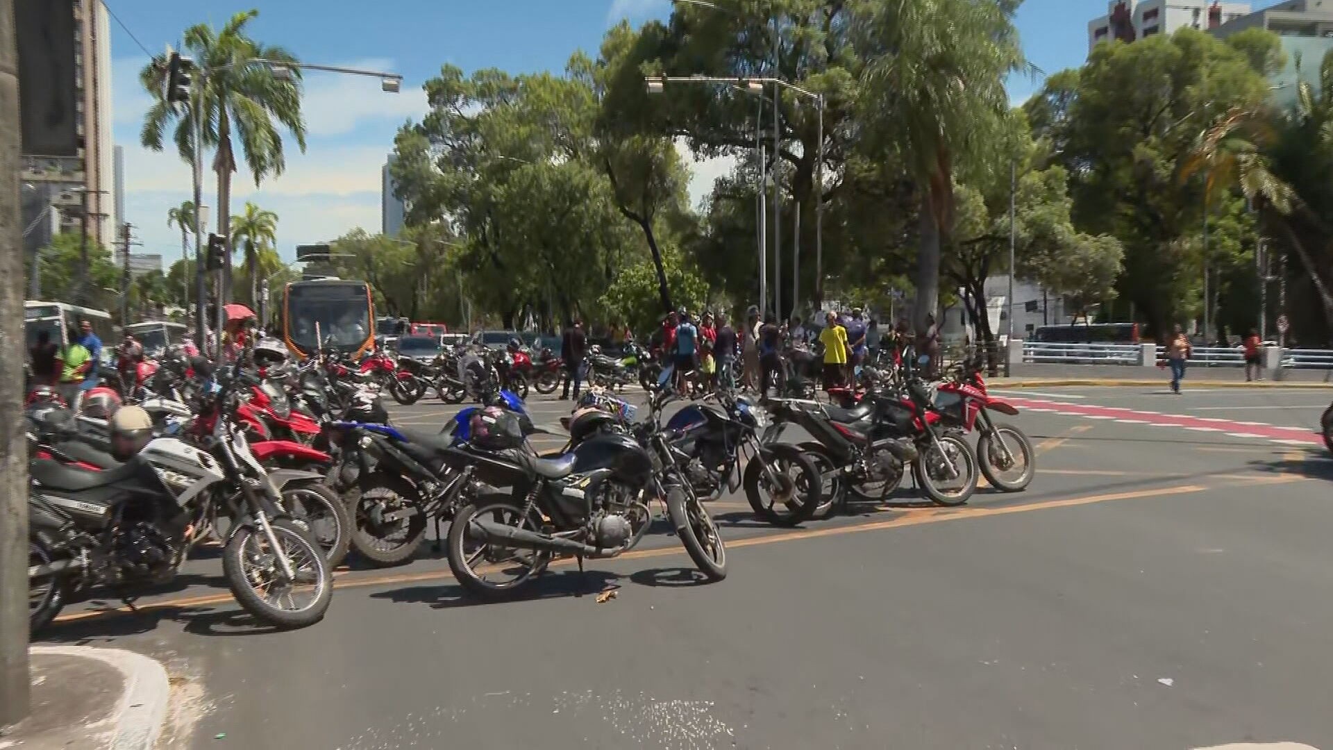 Motociclistas de aplicativo bloqueiam vias no Recife em protesto por segurança e melhores condições de trabalho