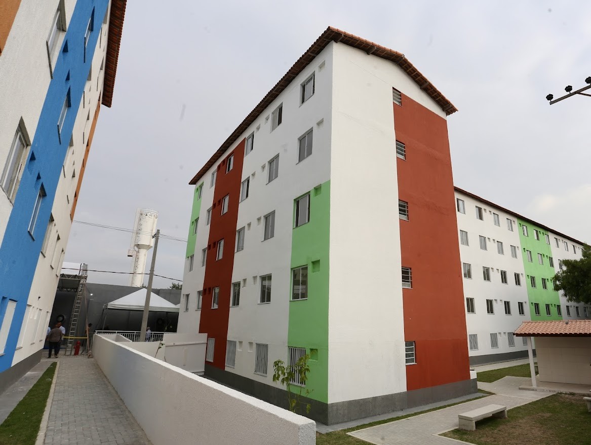 Governo do RJ entrega apartamentos no Complexo do Alemão, no Rio