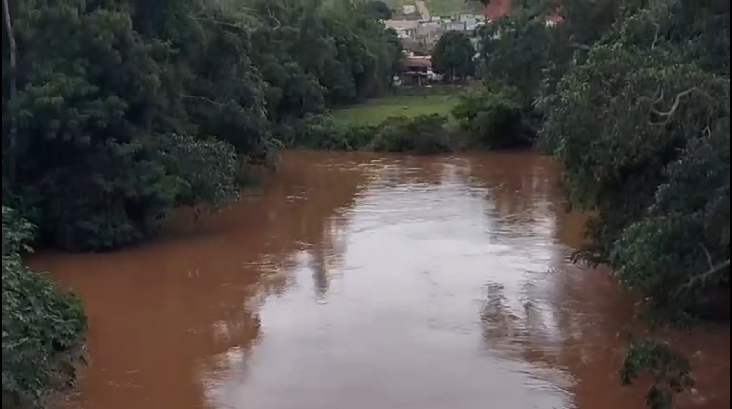Chuvas em Minas elevam níveis de rios no Noroeste Fluminense