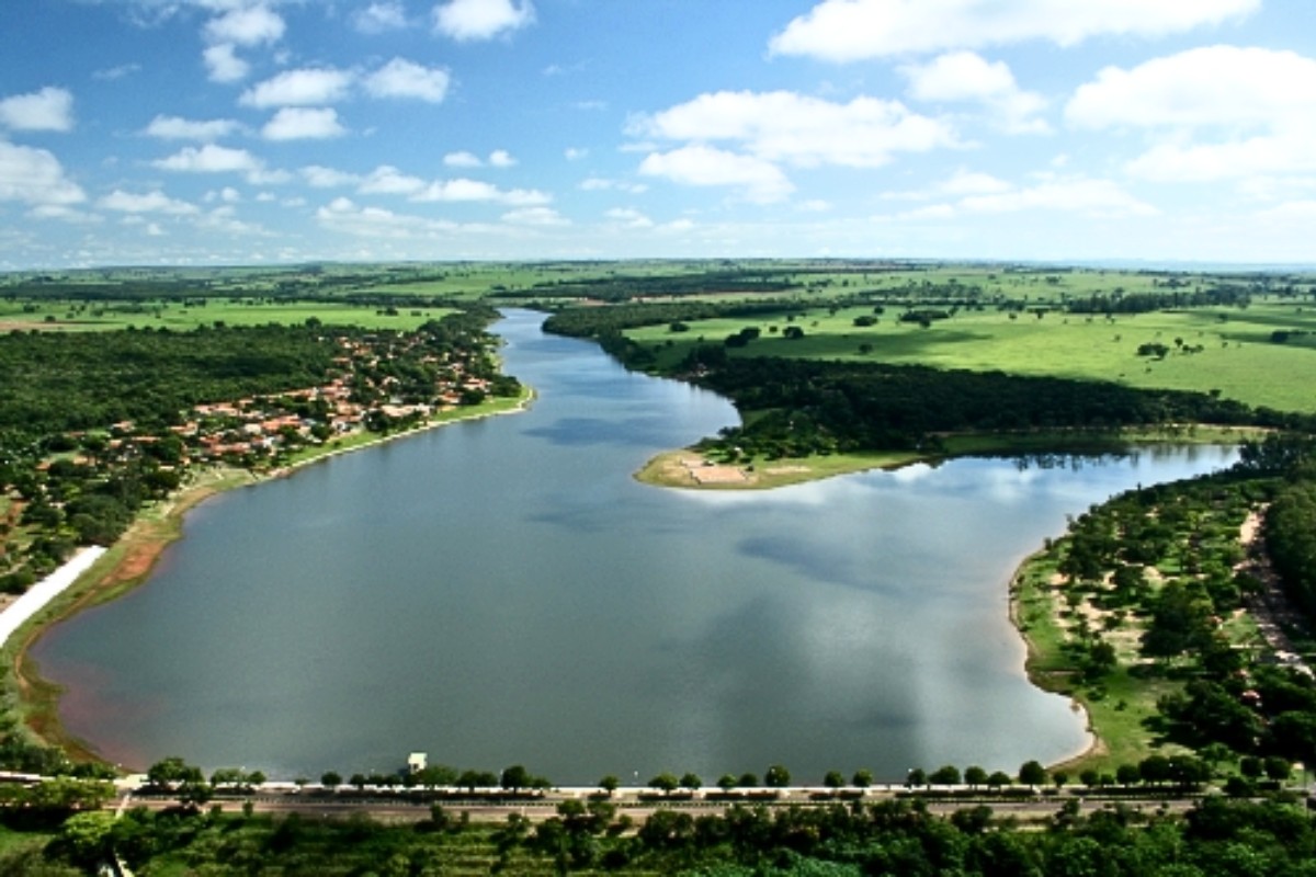 Criança perde parte do dedão do pé ao ser atacada por piranha em balneário no interior de SP