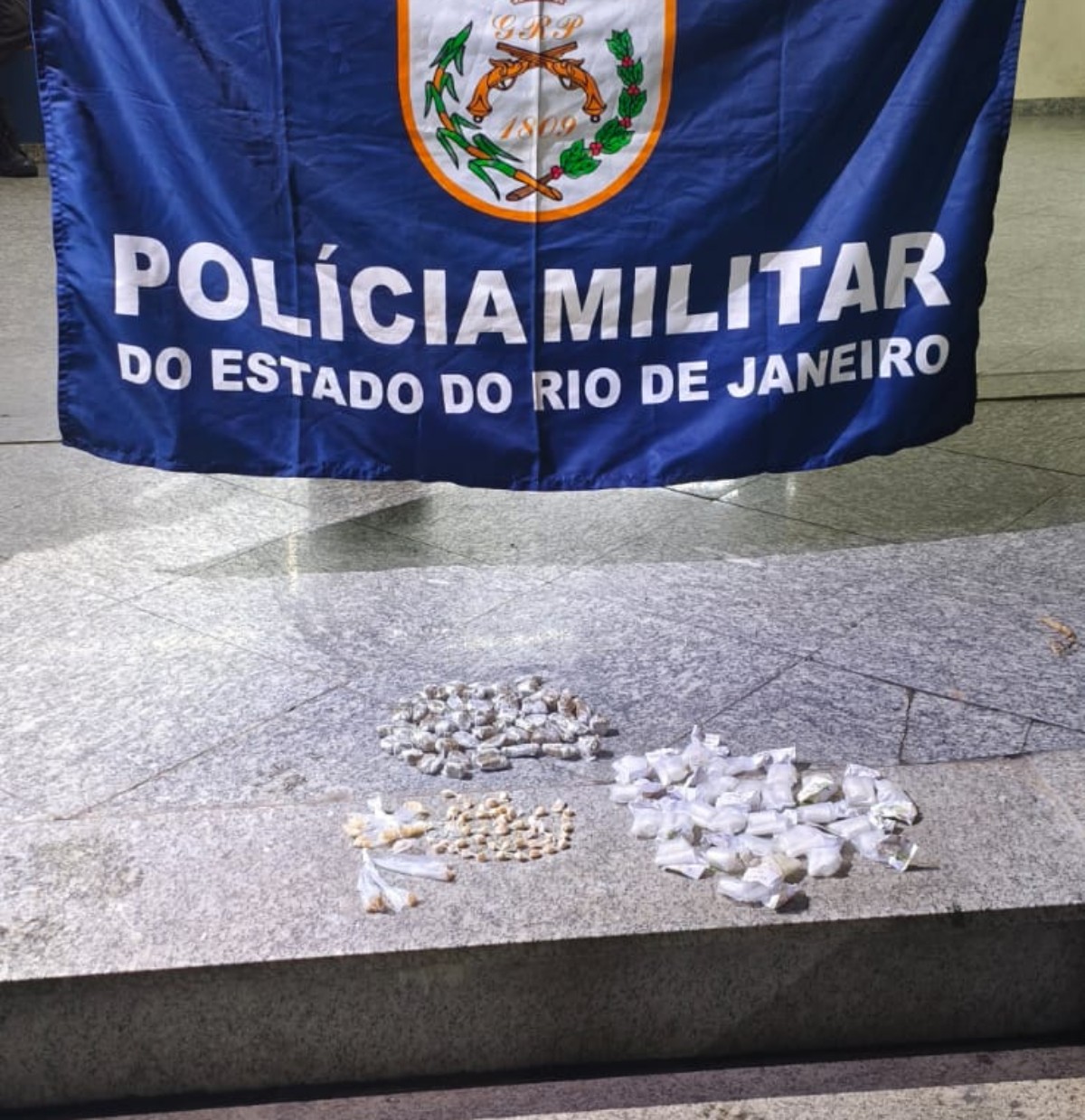Suspeitos atiram contra a PM e abandonam drogas em Três Rios