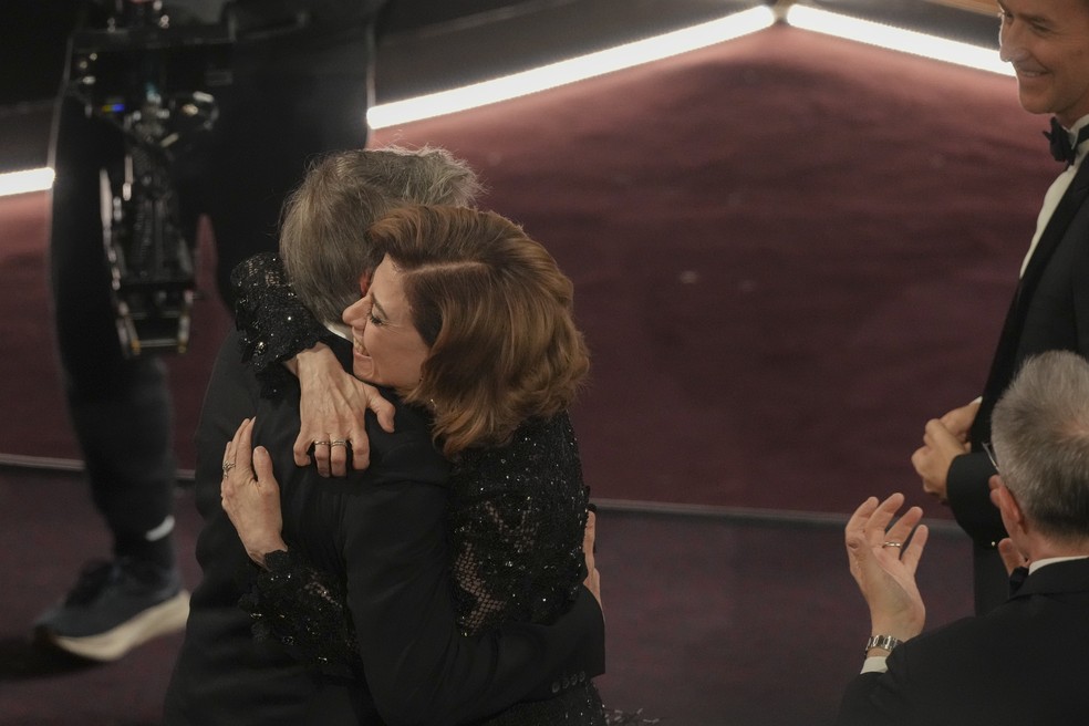 Walter Salles e Fernanda Torres se abraçam na cerimônia do Oscar — Foto: Chris Pizzello/AP