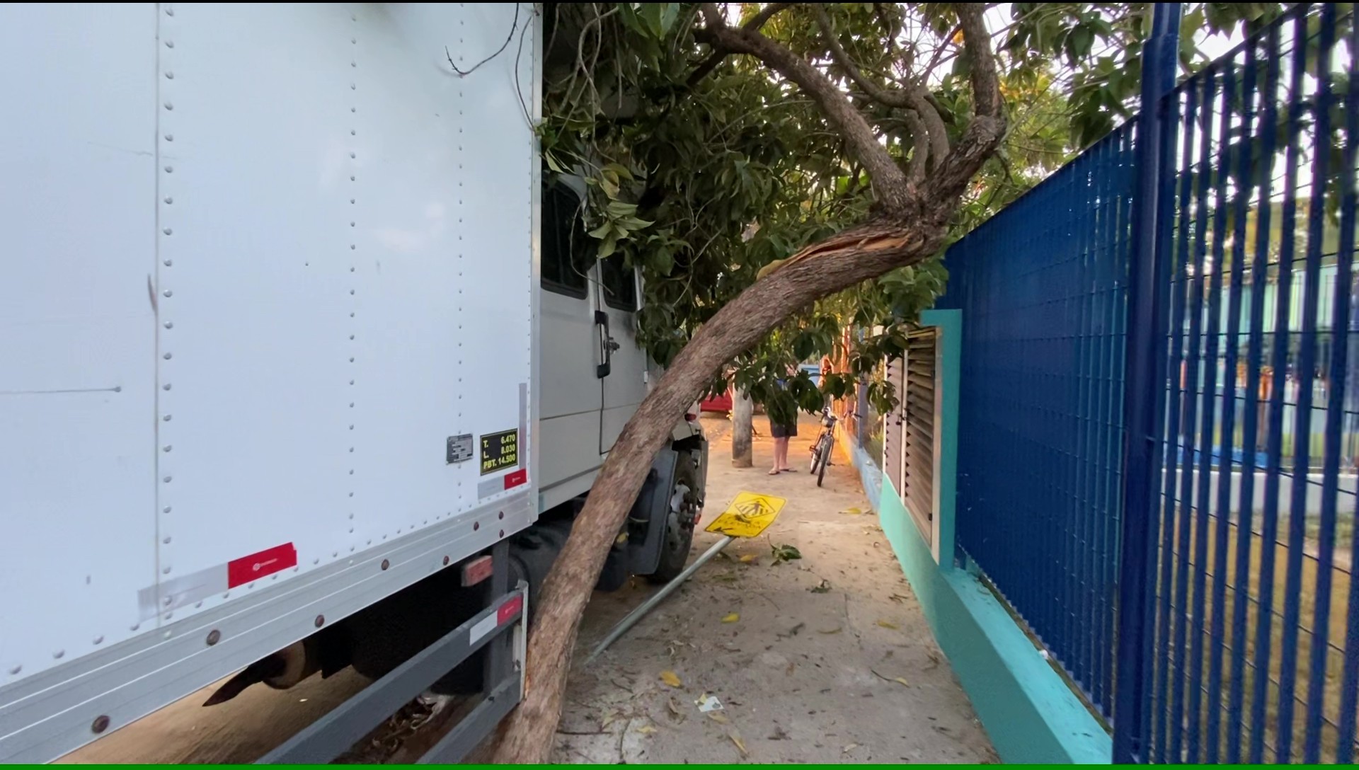 VÍDEO: tentativa de furto de caminhão termina em acidente com árvore e placa de sinalização em Piracicaba